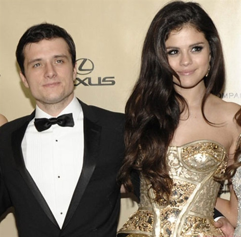 Selena phủ nhận tin đồn tán tỉnh nam diễn viên Josh Hutcherson. Selena phủ nhận tin đồn tán tỉnh nam diễn viên Josh Hutcherson