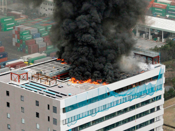 Một tòa nhà bốc cháy giữa thủ đô Tokyo trong vụ động đất. Ảnh: WhyteWolf Technology