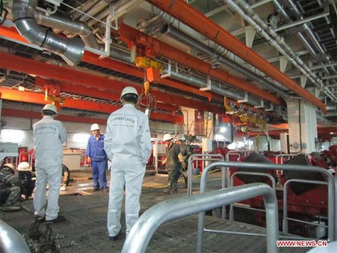 Các công nhân làm việc trên tàu Dầu khí Hải dương 201. Ảnh: Xinhua