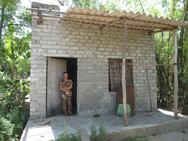 Chị Hợi bên căn nhà tồi tàn vừa bị đưa ra khỏi danh sách hộ nghèo 