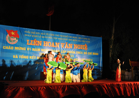 Tiết mục hát múa Từ làng Sen do Bộ tư lệnh Bảo vệ Lăng Chủ tịch Hồ Chí Minh biểu diễn