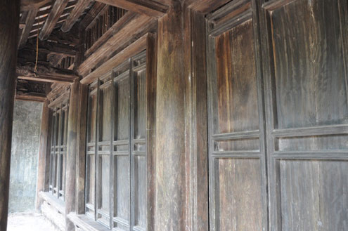 ...đến cánh cửa đều được làm bằng gỗ lim. ...đến cánh cửa đều được làm bằng gỗ lim