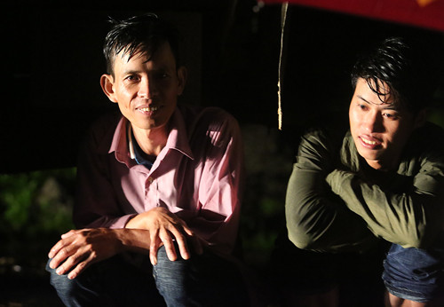 Hàng trăm người vạ vật trong đêm chờ thông đường ảnh 1