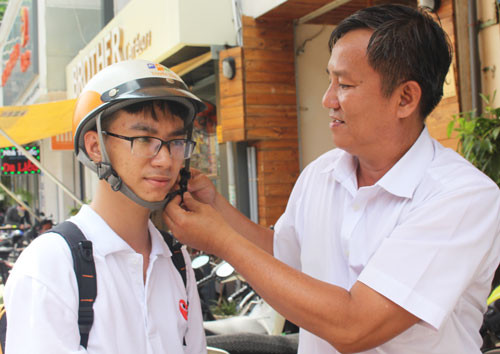 Đôi bạn khiếm thính ở Sài Gòn cùng thi THPT quốc gia ảnh 1