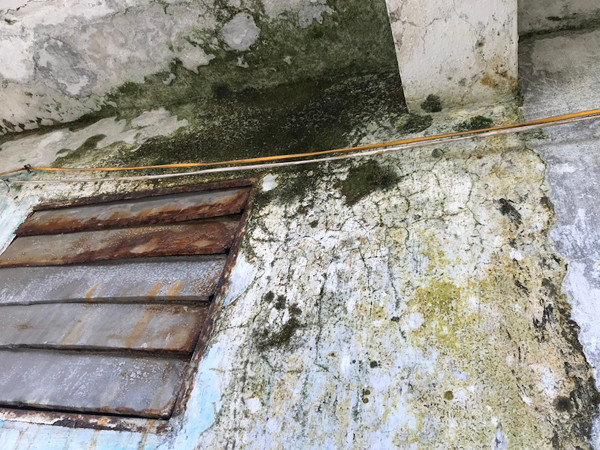 Cận cảnh chung cư 40 năm có nguy cơ đổ sập bất kỳ lúc nào ảnh 1