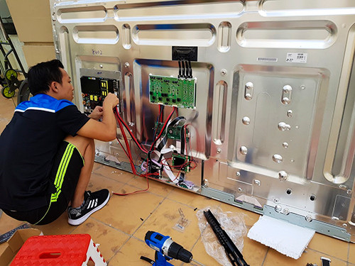 Dân chơi tự lắp màn hình 4K khổ lớn xem bóng đá ảnh 1