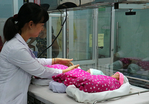 Người phụ nữ bỏ điều trị vô sinh bất ngờ mang tam thai ảnh 1