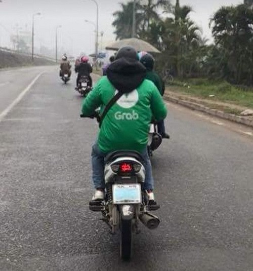 Kỳ lạ, tài xế đeo khẩu trang để giữ sức khỏe cho biển số xe ảnh 1