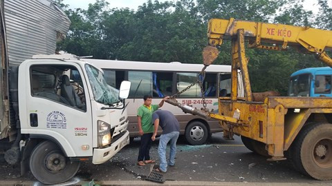 Va chạm kinh hoàng giữa xe khách với xe tải, 18 người nhập viện ảnh 1