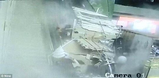 Bị quan tài rơi trúng đầu, người đàn ông tử vong ảnh 1