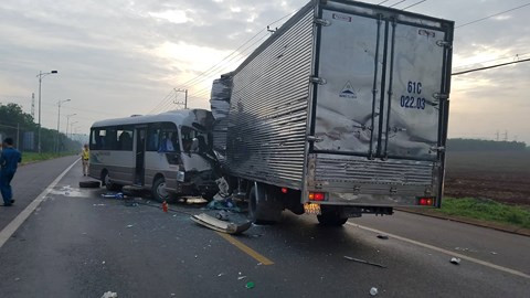 Va chạm kinh hoàng giữa xe khách với xe tải, 18 người nhập viện ảnh 2