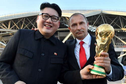 Bản sao Kim Jong-un, Putin bất ngờ xuất hiện ở World Cup ảnh 1