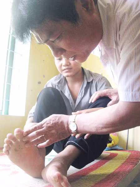Cục trưởng Cục VSATTP Trần Quang Trung thăm khám bệnh nhân 
