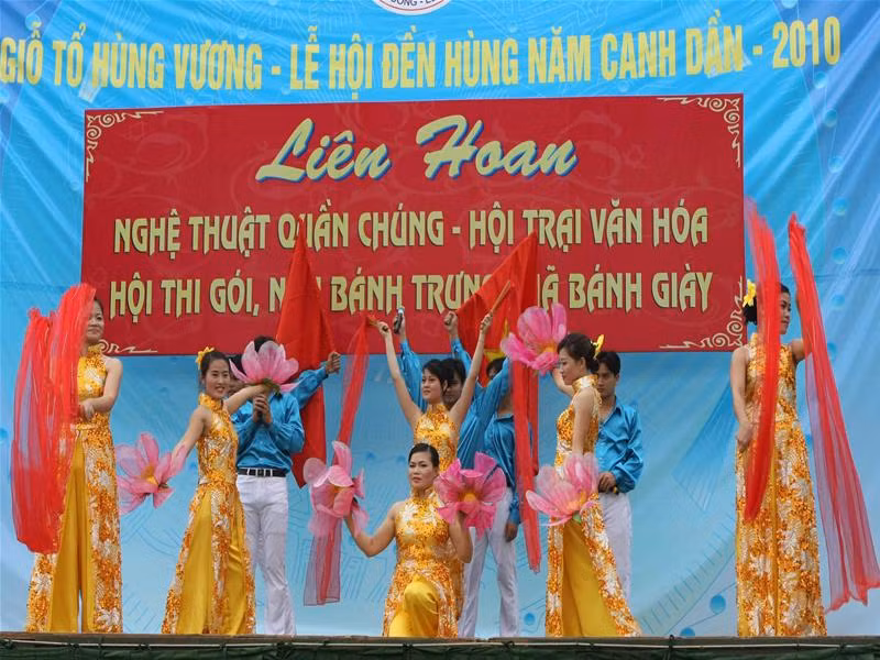 Nhiều tiết mục nghệ thuật dàn dựng công phu, đậm bản sắc truyền thống. Rất tiếc cái phông cỡ chữ lớn lại bị sai lỗi chính tả. Ảnh: Nhật Anh .