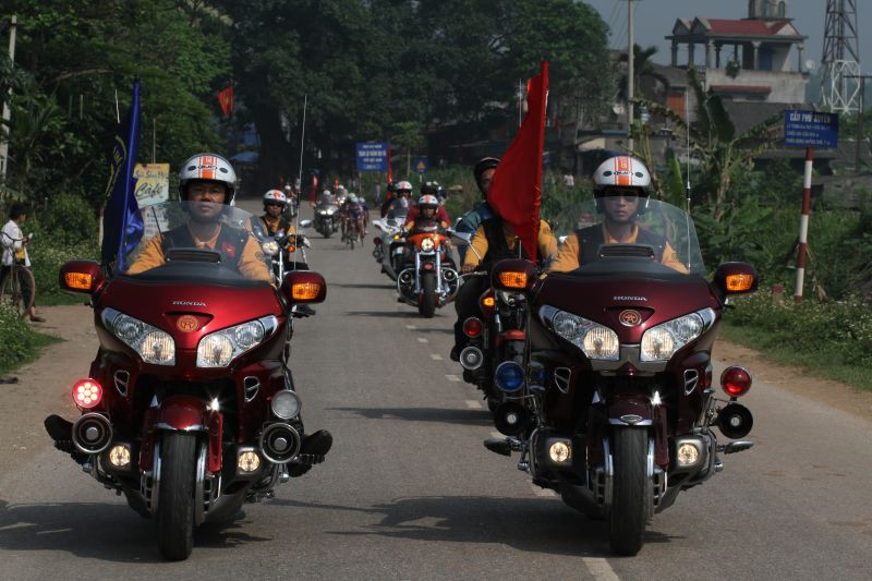 Xế khủng luôn song hành và bảo vệ an toàn nhất cho đoàn đua