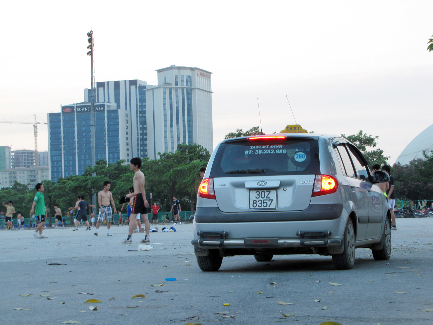 Nhiều người điều khiển ô tô qua lại khu vực này nơm nớp lo sợ
