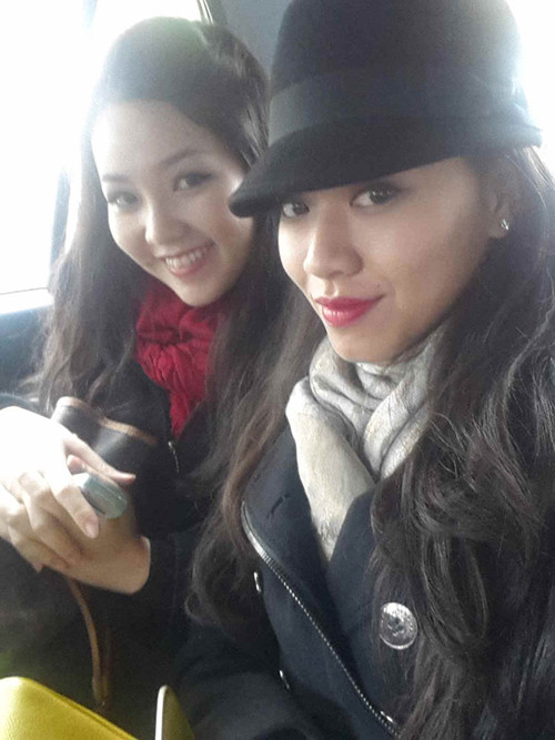 Đồng hành cùng Á hậu Thụy Vân là cô bạn thân - MC Ngọc Trinh