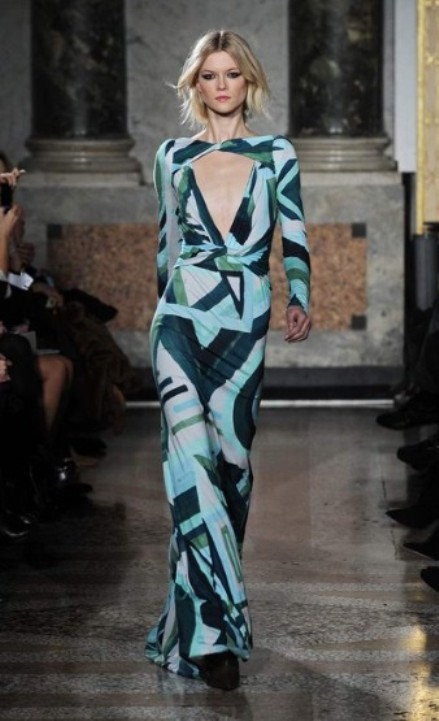 Với Pucci, xẻ sâu lại biến tấu thú vị trong hình tam giác.