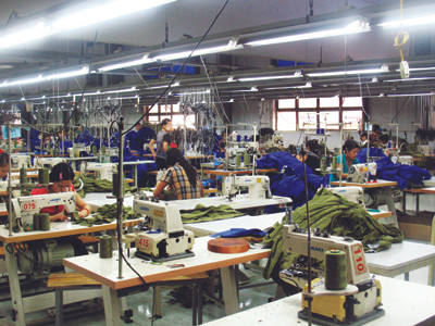 Cả trăm máy may của Cty CP May Long Mã (Cụm Công nghiệp Thanh Oai-Hà Nội) để không, vì cắt giảm nhân công 