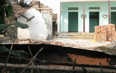 Người dân đang sống trong thấp thỏm, hoang mang. Đêm đến phải sơ tán chỗ khác. 