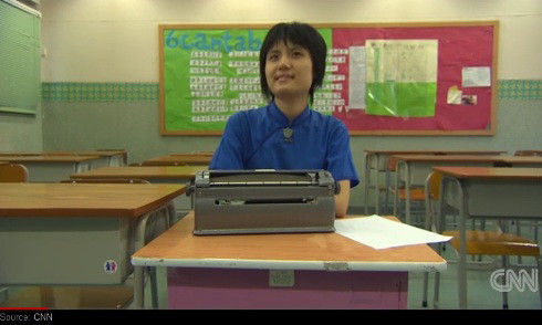 Tsang Tsz-Kwan - cô gái khiếm thị đọc chữ nổi bằng môi - Ảnh chụp màn hình từ bản tin của đài CNN (Mỹ)