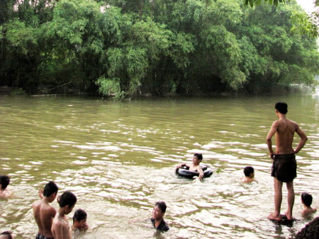 Trẻ em tử vong do đuối nước ngoài việc không biết bơi, chủ yếu do thiếu sự quan tâm, theo dõi sát sao của phụ huynh. Ảnh: Tuấn Nguyễn. Trẻ em tử vong do đuối nước ngoài việc không biết bơi, chủ yếu do thiếu sự quan tâm, theo dõi sát sao của phụ huynh. Ảnh: Tuấn Nguyễn