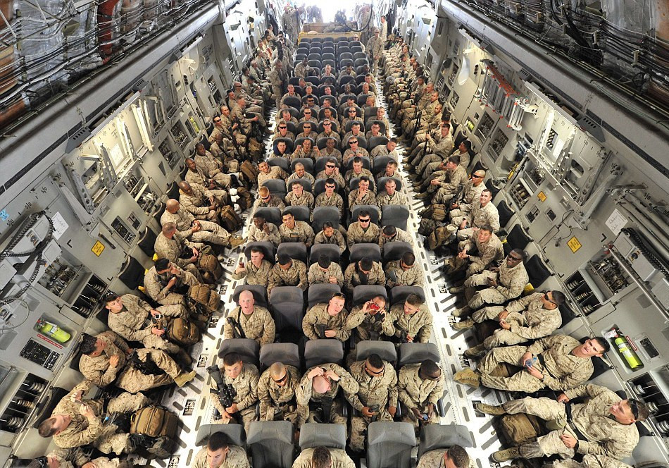 Các binh lính ngồi sát nhau trên máy bay. 