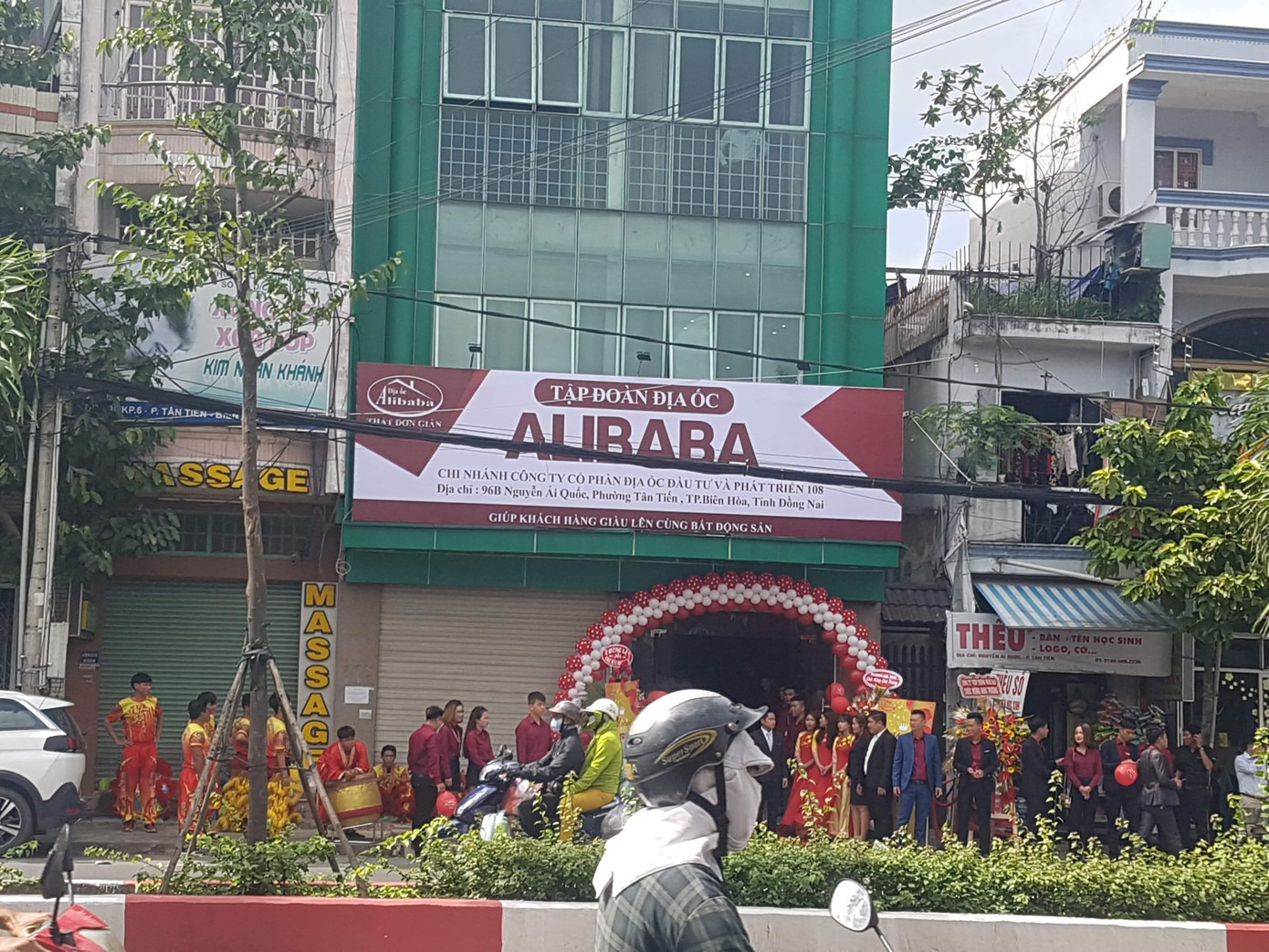 Khai trương văn phòng không phép, Alibaba bị buộc tháo dỡ biển hiệu ảnh 1