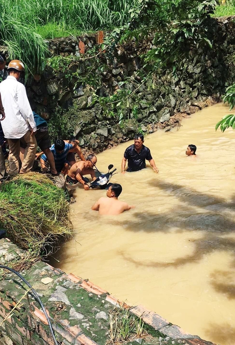 Lũ cuốn trôi một người dân ngay trên phố trong đêm ảnh 1