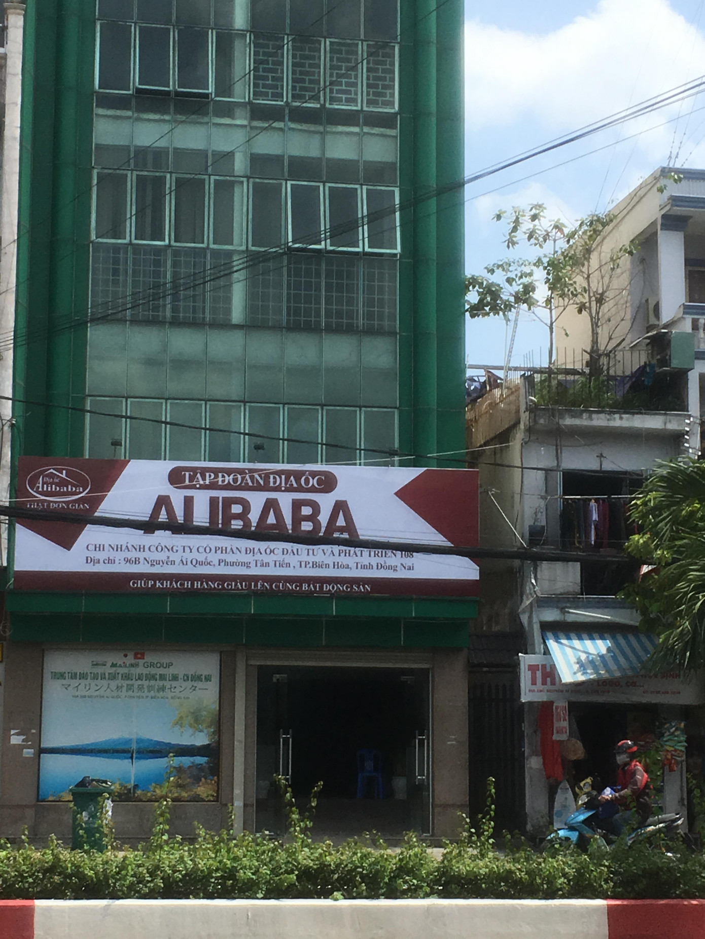  Xử phạt đơn vị cho treo biển hiệu trái phép, mở văn phòng chui của Alibaba ảnh 1