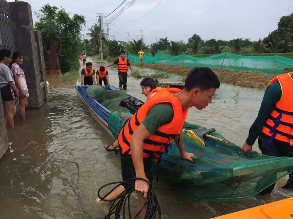  Thủy điện tăng cường xả lũ, hàng trăm ngôi nhà ngập trong biển nước ảnh 3