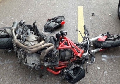 Ducati vỡ nát khi 'hôn' đuôi xe đầu kéo ảnh 1