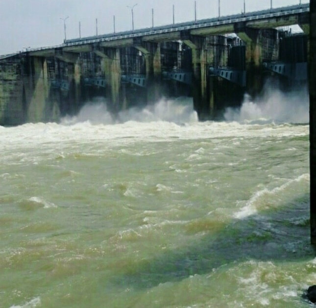  Thủy điện tăng cường xả lũ, hàng trăm ngôi nhà ngập trong biển nước ảnh 1