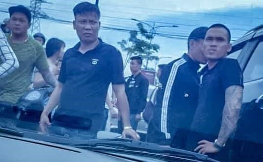 Tin mới vụ đại ca giang hồ huy động hàng chục đàn em vây xe chở công an ảnh 1