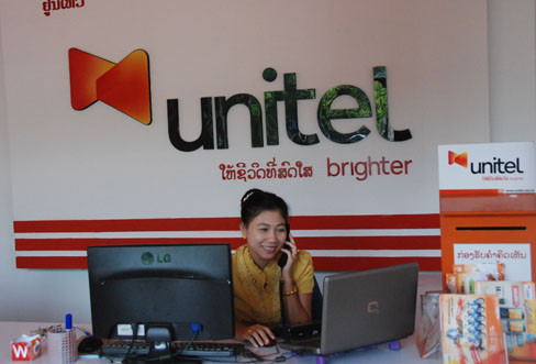 Nữ nhân viên người Lào của Unitel luôn thân thiện mến khách. Ảnh: Xuân Ba