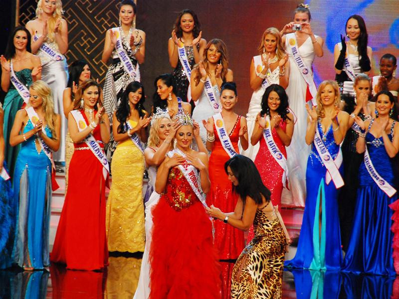 Hoa hậu Nga đăng quang Hoa hậu Quý bà đẹp và thành đạt thế giới 2009 - Ảnh: T.T