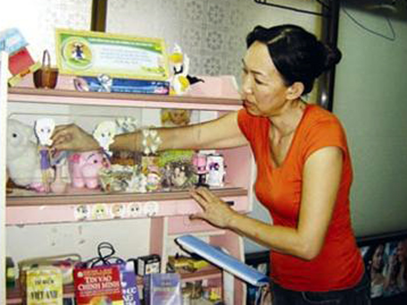 Chị Hà bên những búp bê của con gái Thùy Dung Chị Hà bên những búp bê của con gái Thùy Dung