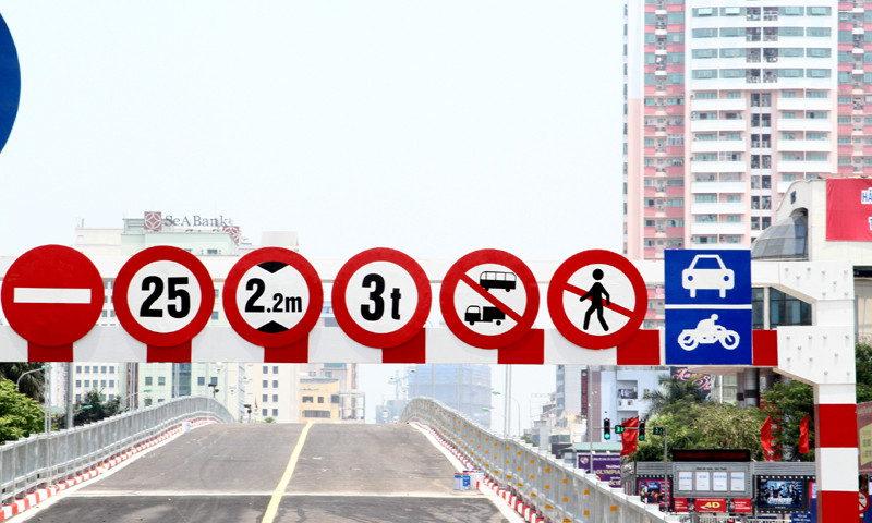 Hệ thống biển báo giao thông cũng được gắn ở hai đầu cầu