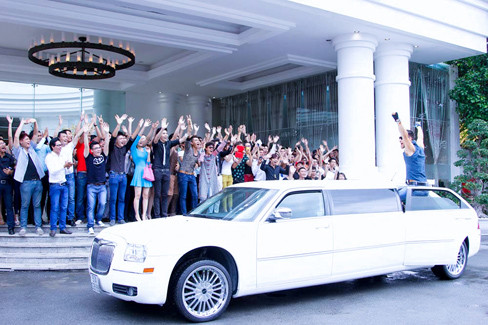 Thanh Hằng và Adam Williams được đưa tới địa điểm sơ tuyển bằng siêu xe màu trắng sang trọng