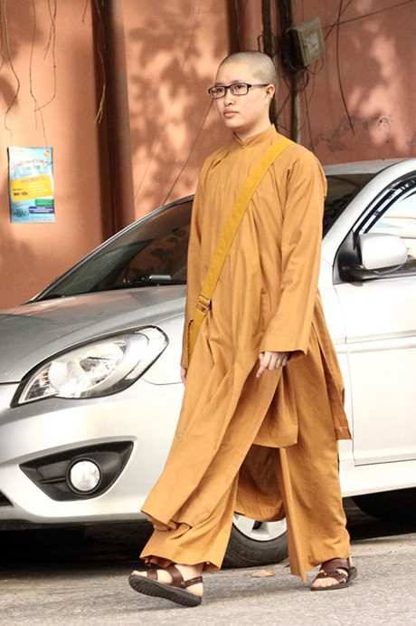 Ni cô Thích Liên Huyền trên đường vào trường thi ĐH KHXH&NV. 