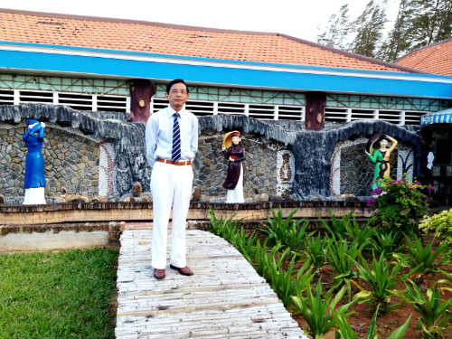 Ông Lê Ân đang đứng trước 3 bức tượng của 3 người vợ bội bạc ông trong khu du lịch Chí Linh