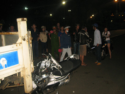 Bỗng dưng một thanh niên đâm vào đuôi xe cảnh sát bất tỉnh tại chỗ . Bỗng dưng một thanh niên đâm vào đuôi xe cảnh sát bất tỉnh tại chỗ