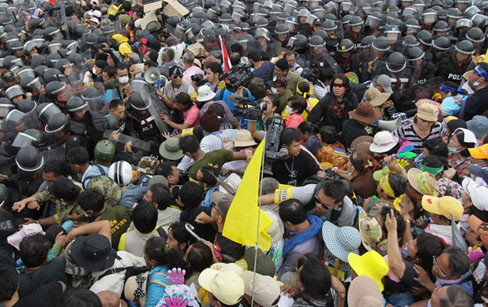 Người biểu tình đối đầu cản sát