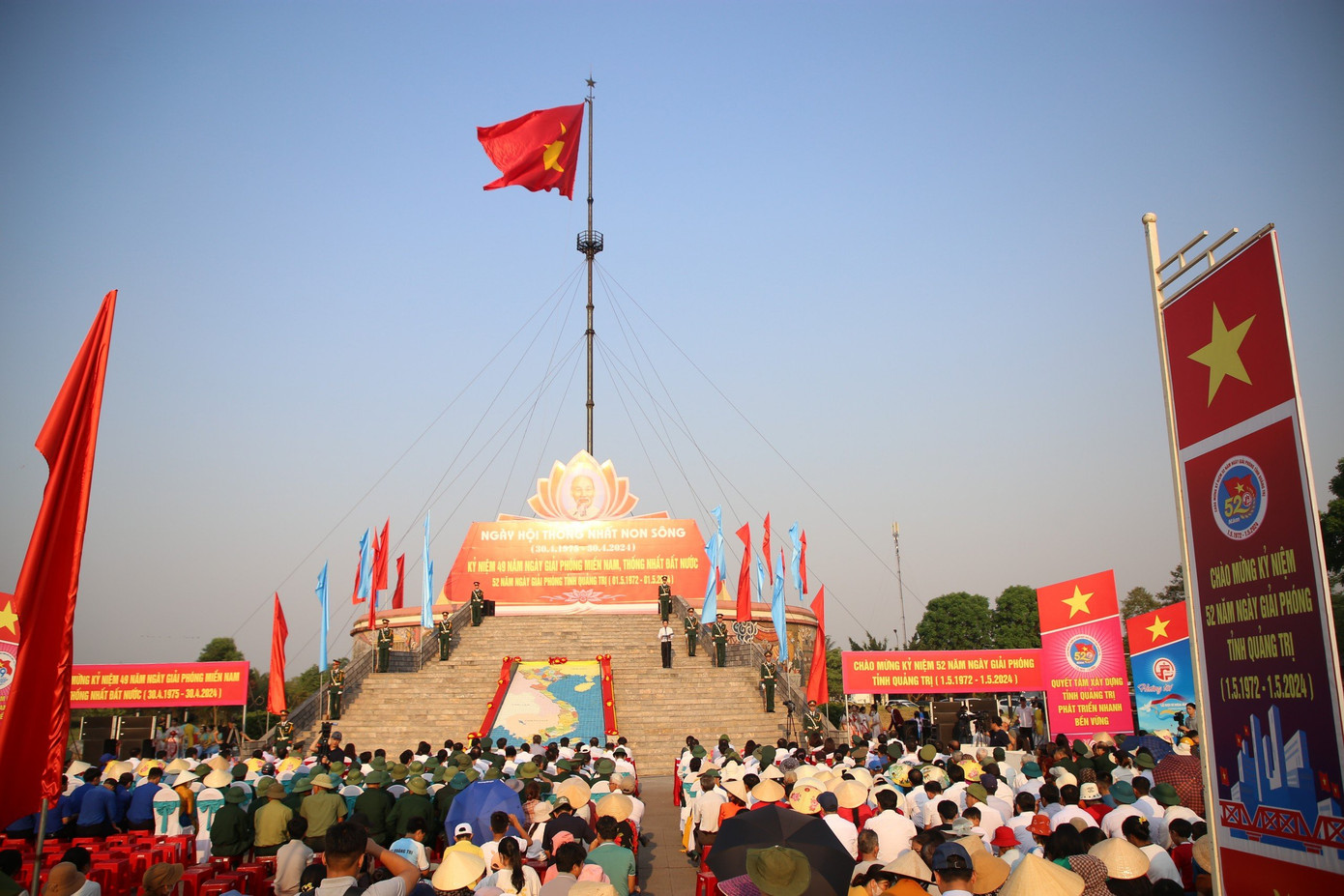 Ông Hoàng Nam - Phó Chủ tịch UBND tỉnh Quảng Trị, đọc diễn văn tại Lễ thượng cờ "Thống nhất non sông".