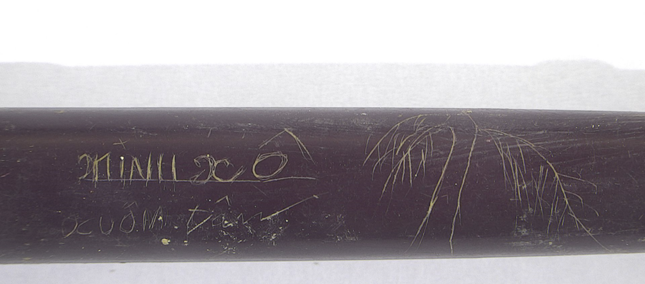 Chiếc bút chôn cùng hài cốt liệt sĩ có khắc tên.