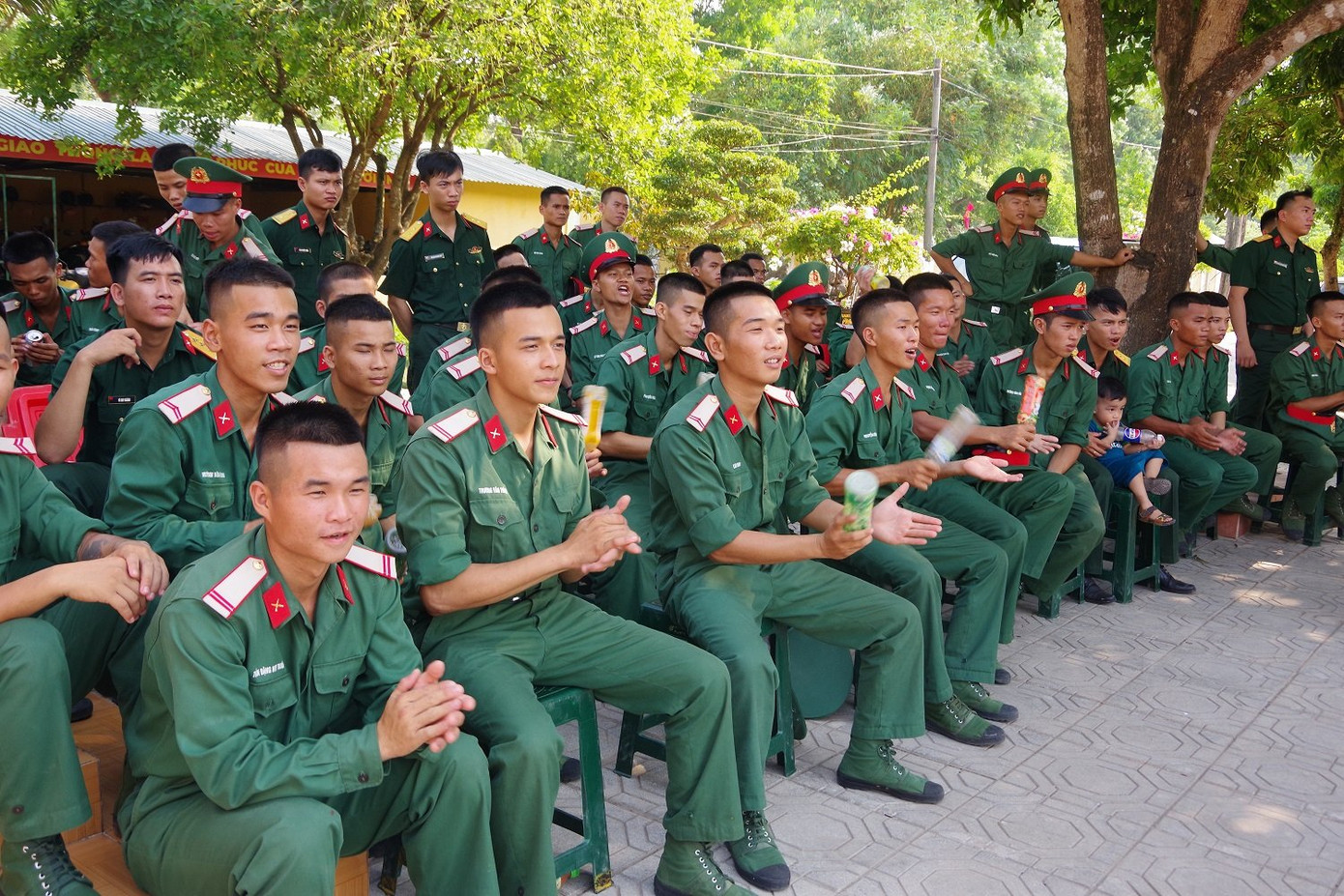 Cán bộ, chiến sĩ các đơn vị cổ vũ nhiệt tình cho thi đấu bóng chuyền. Cán bộ, chiến sĩ các đơn vị cổ vũ nhiệt tình cho thi đấu bóng chuyền.