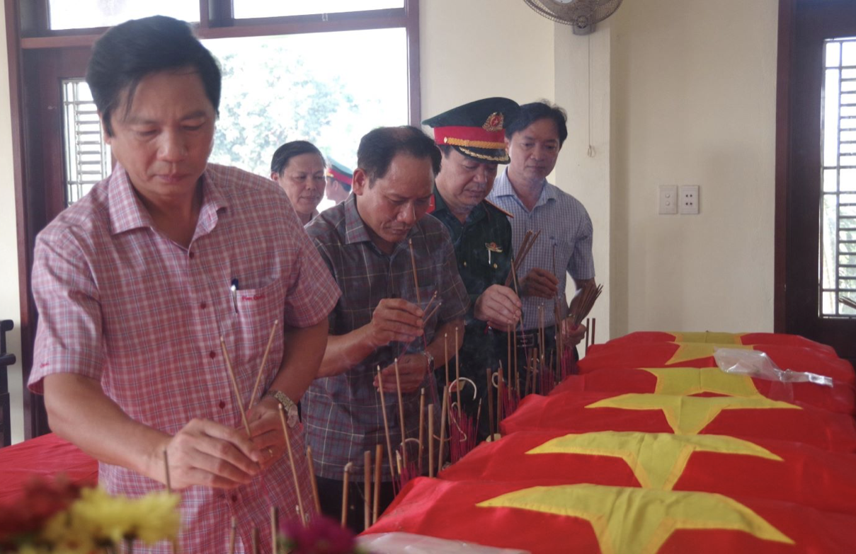 Phó Chủ tịch UBND tỉnh Quảng Trị Hoàng Nam (bìa trái) cùng đoàn công tác vào dâng hương các liệt sĩ được Đội 584 phát hiện, quy tập. Ảnh: Xuân Diện.