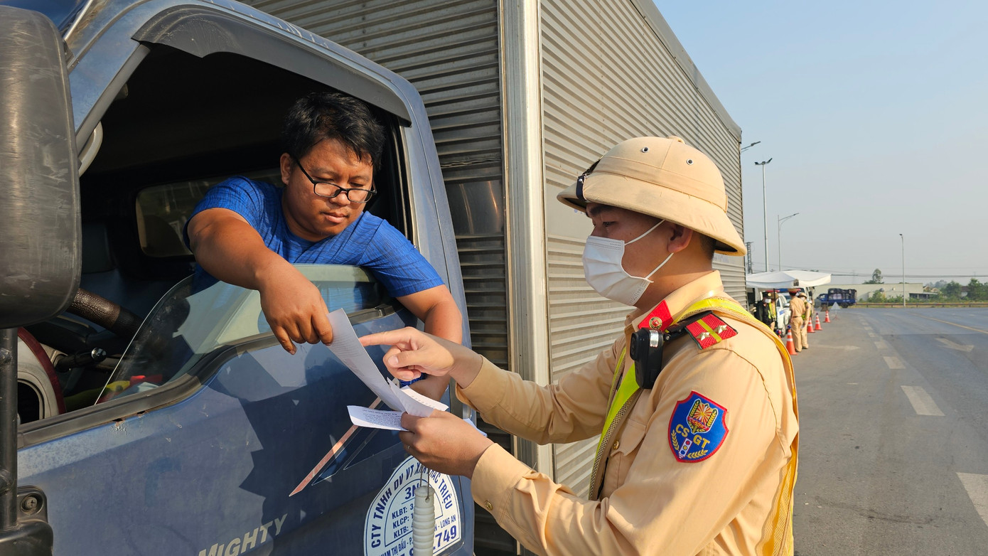 Lực lượng CSGT phát tờ rơi, hướng dẫn tài xế cách liên hệ qua đường dây nóng khi gặp sự cố hoặc phát hiện các hành vi vi phạm an toàn giao thông trên tuyến cao tốc Cam Lộ - La Sơn. Ảnh: Lê Trường Lực lượng CSGT phát tờ rơi, hướng dẫn tài xế cách liên hệ qua đường dây nóng khi gặp sự cố hoặc phát hiện các hành vi vi phạm an toàn giao thông trên tuyến cao tốc Cam Lộ - La Sơn. Ảnh: Lê Trường