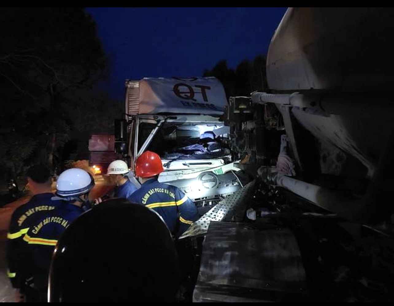 Lực lượng chức năng có mặt tại hiện trường để cứu hộ cứu nạn. Ảnh: CA