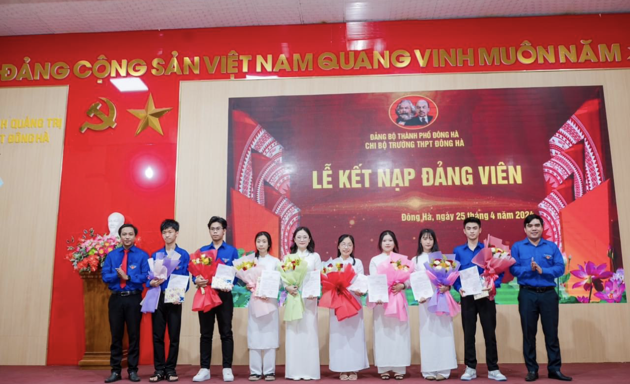 Lễ kết nạp đảng viên trẻ ở Chi bộ Trường THPT Đông Hà.